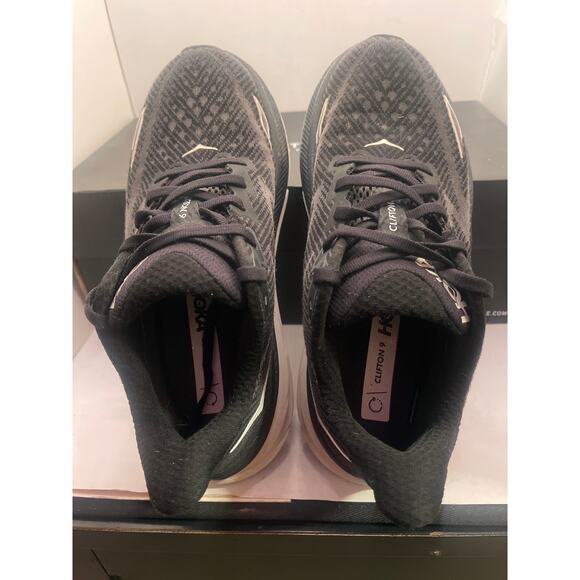 WOMEN’S HOKA CLIFTON 9 BLACK/WHITE REGULAR ATHLETIC SHOES Size 6B - Picture 5 of 10